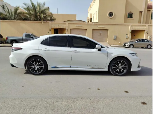 Car image 4