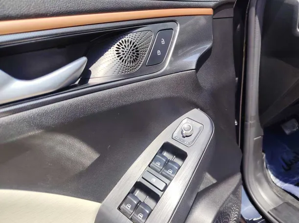 Car image 27