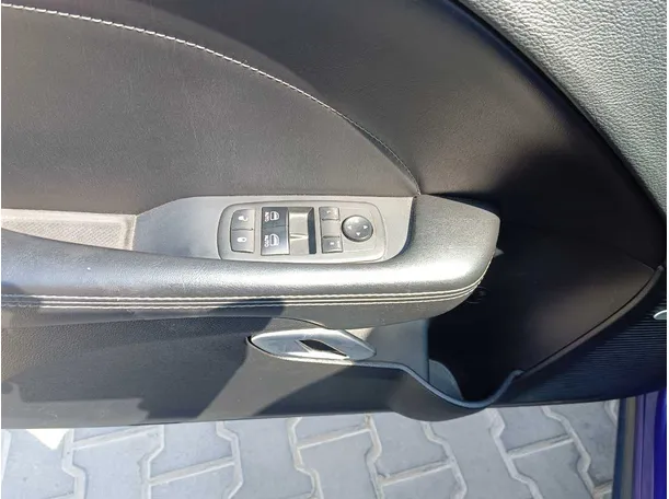 Car image 30