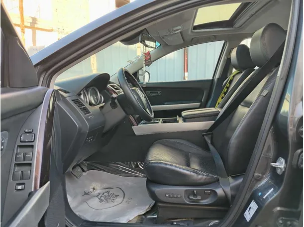 Car image 12