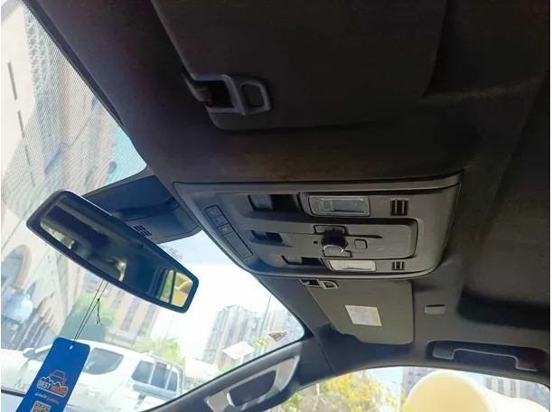 Car image 32