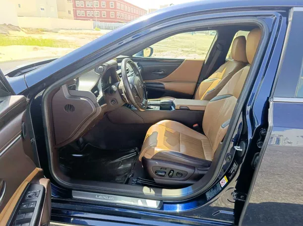 Car image 14