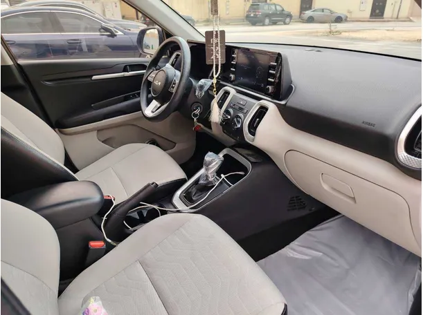 Car image 13
