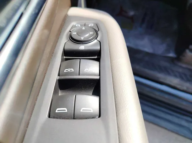 Car image 27