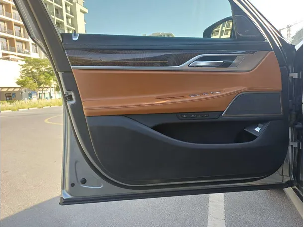 Car image 10