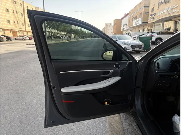 Car image 10
