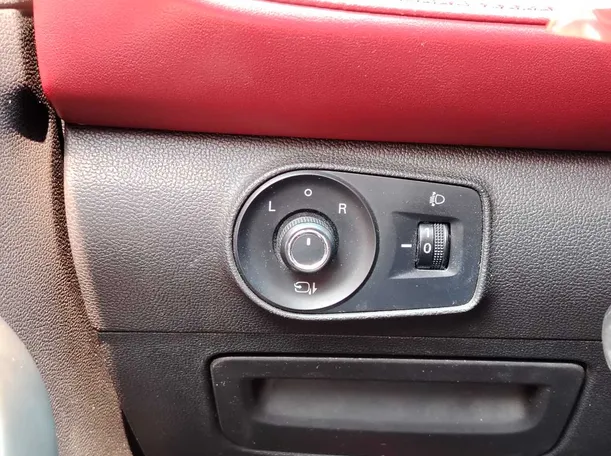 Car image 30