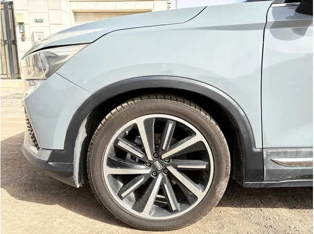 Car image 9