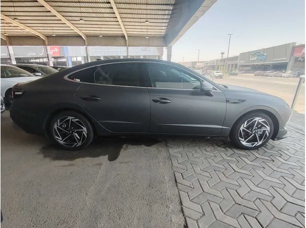 Car image 4