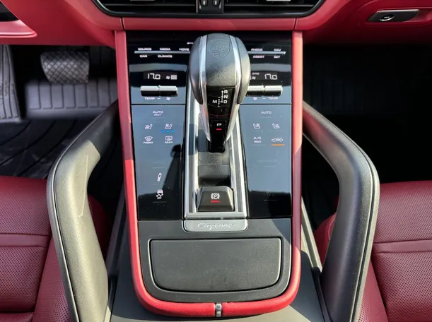 Car image 18
