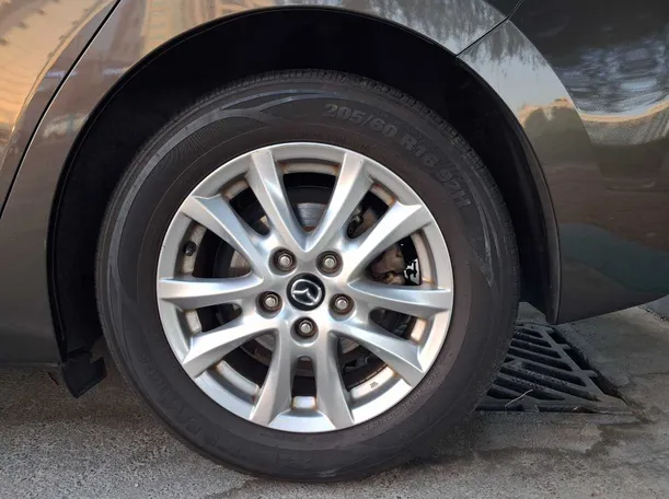 Car image 9