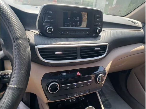Car image 18
