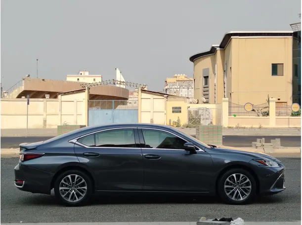 Car image 4