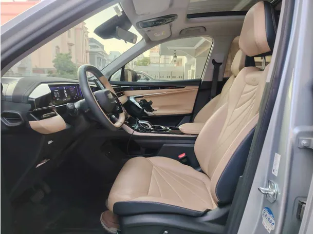 Car image 12
