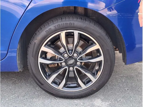 Car image 9