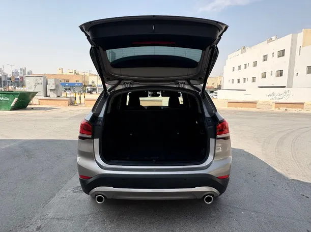 Car image 24