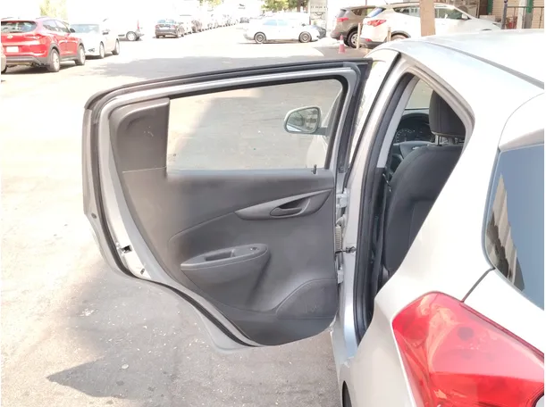 Car image 14