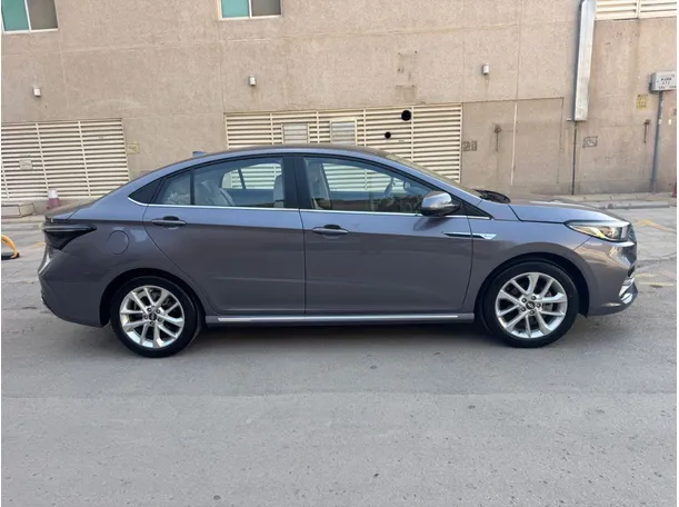 Car image 4