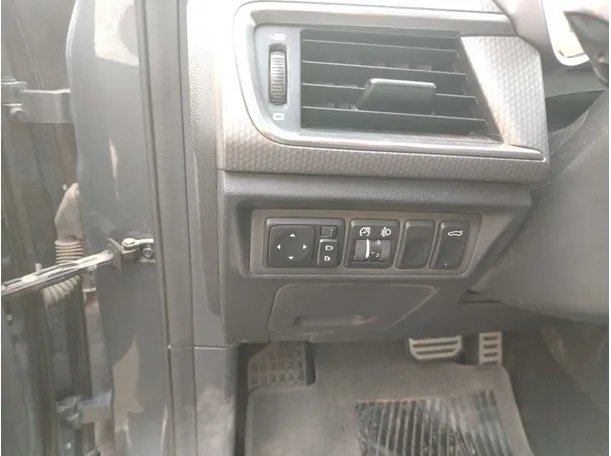 Car image 32