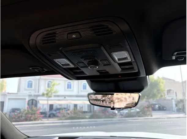 Car image 27