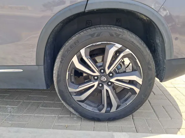 Car image 9