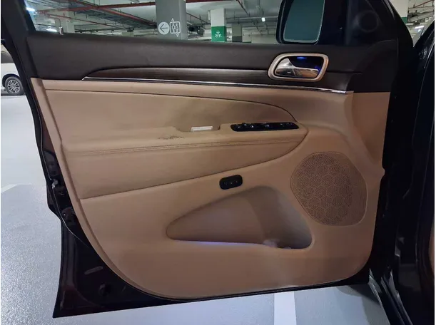 Car image 16