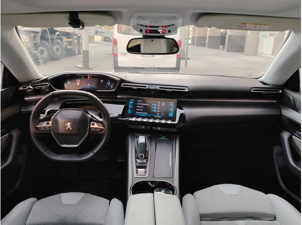 Car image 19
