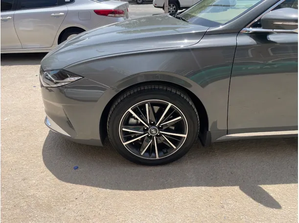 Car image 9