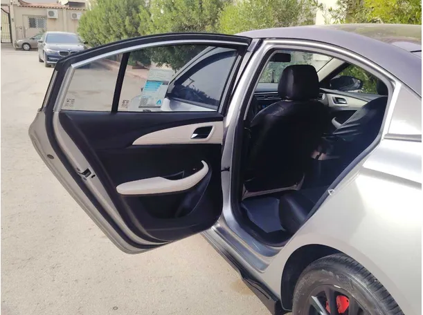 Car image 14