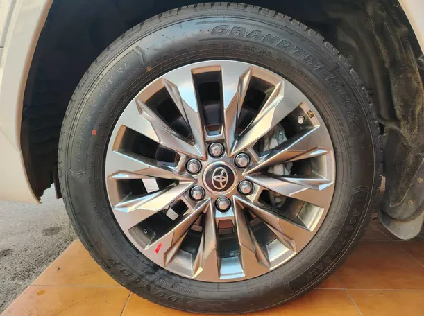 Car image 10