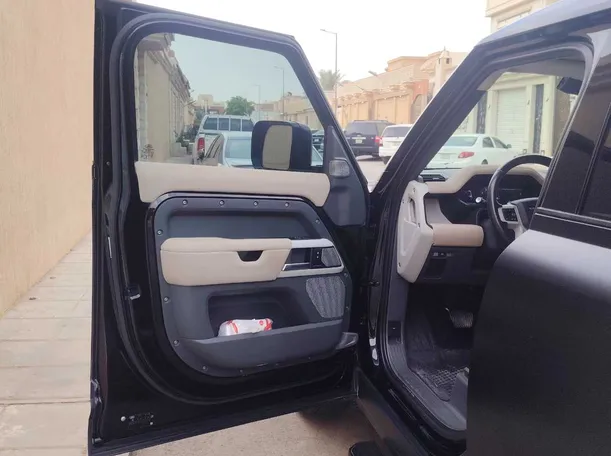 Car image 9