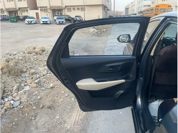 Car image 14