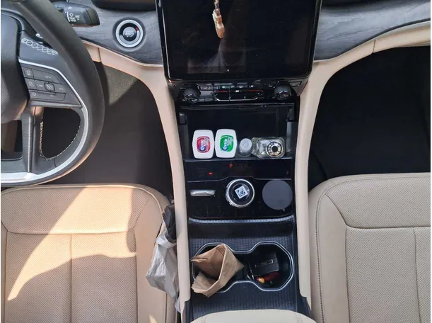 Car image 17
