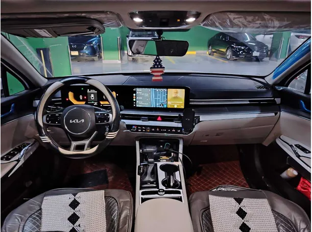 Car image 19