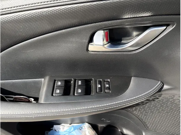 Car image 25