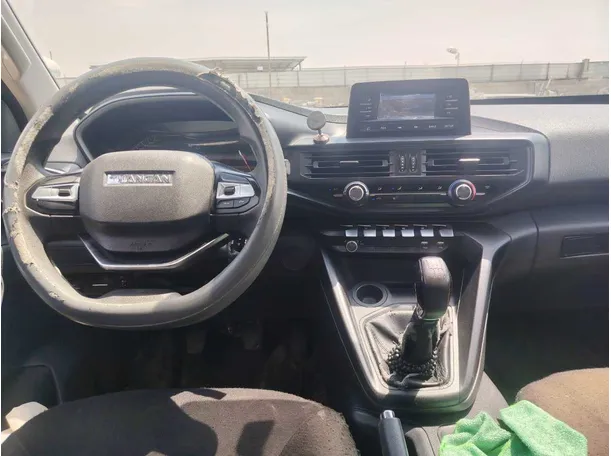 Car image 18