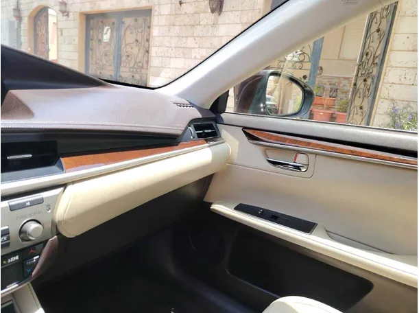 Car image 30