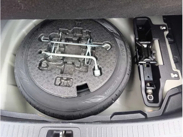 Car image 27