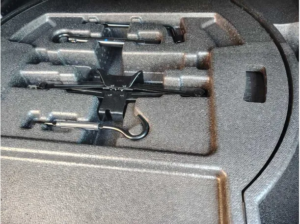 Car image 26
