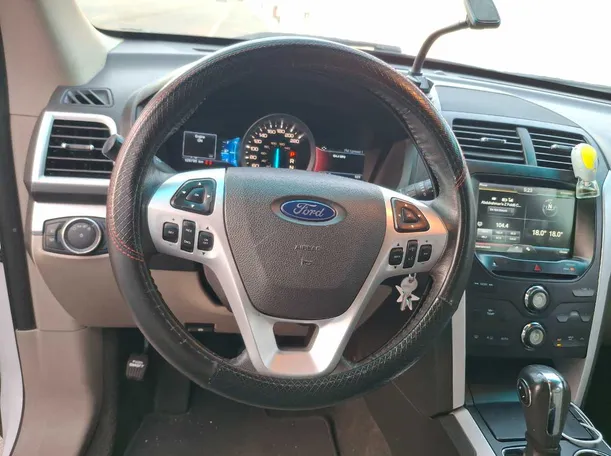 Car image 14