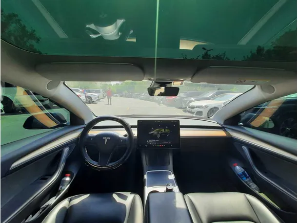 Car image 14