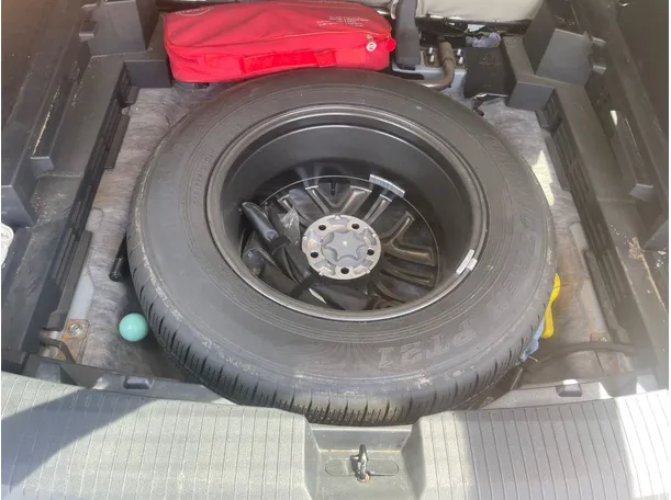 Car image 19