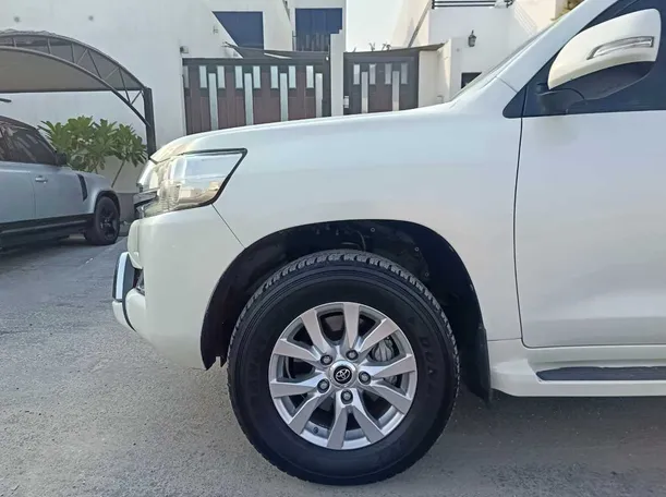 Car image 9