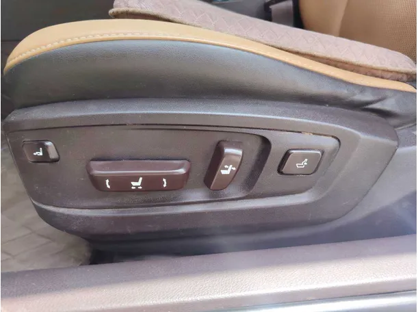 Car image 27