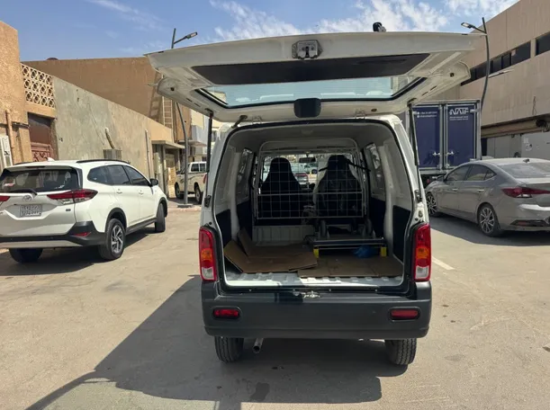 Car image 18