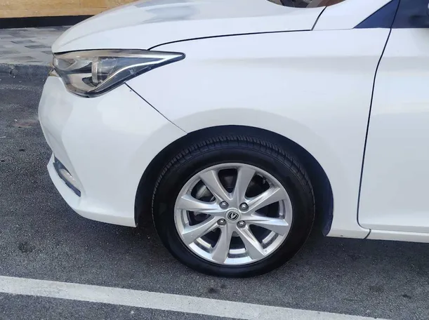 Car image 9