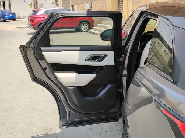 Car image 13
