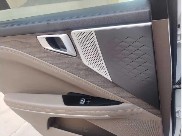 Car image 26