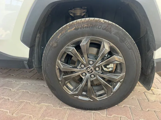 Car image 9
