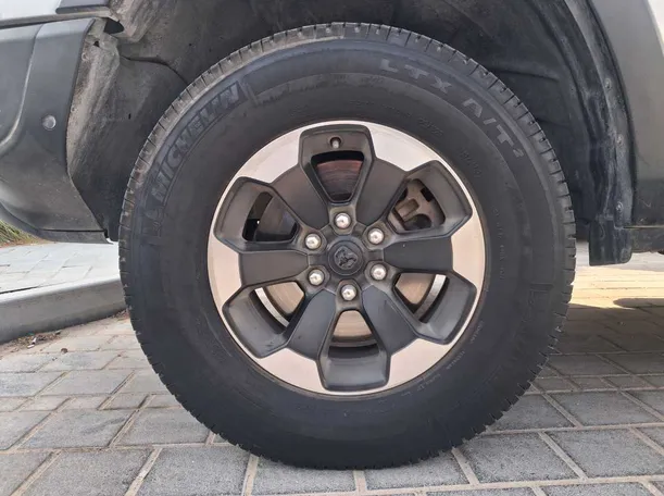 Car image 9
